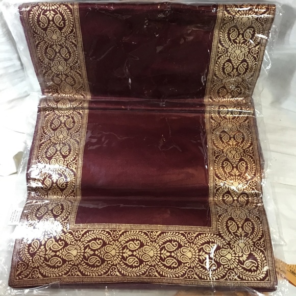 Table runner, gold border, - Picture 2 of 2